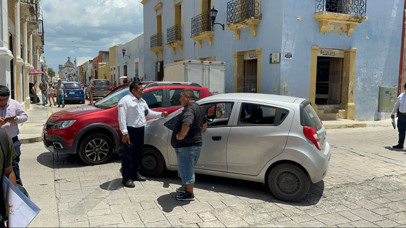 Una pareja de turistas causó un accidente vial en la zona Centro al no respetar un alto.