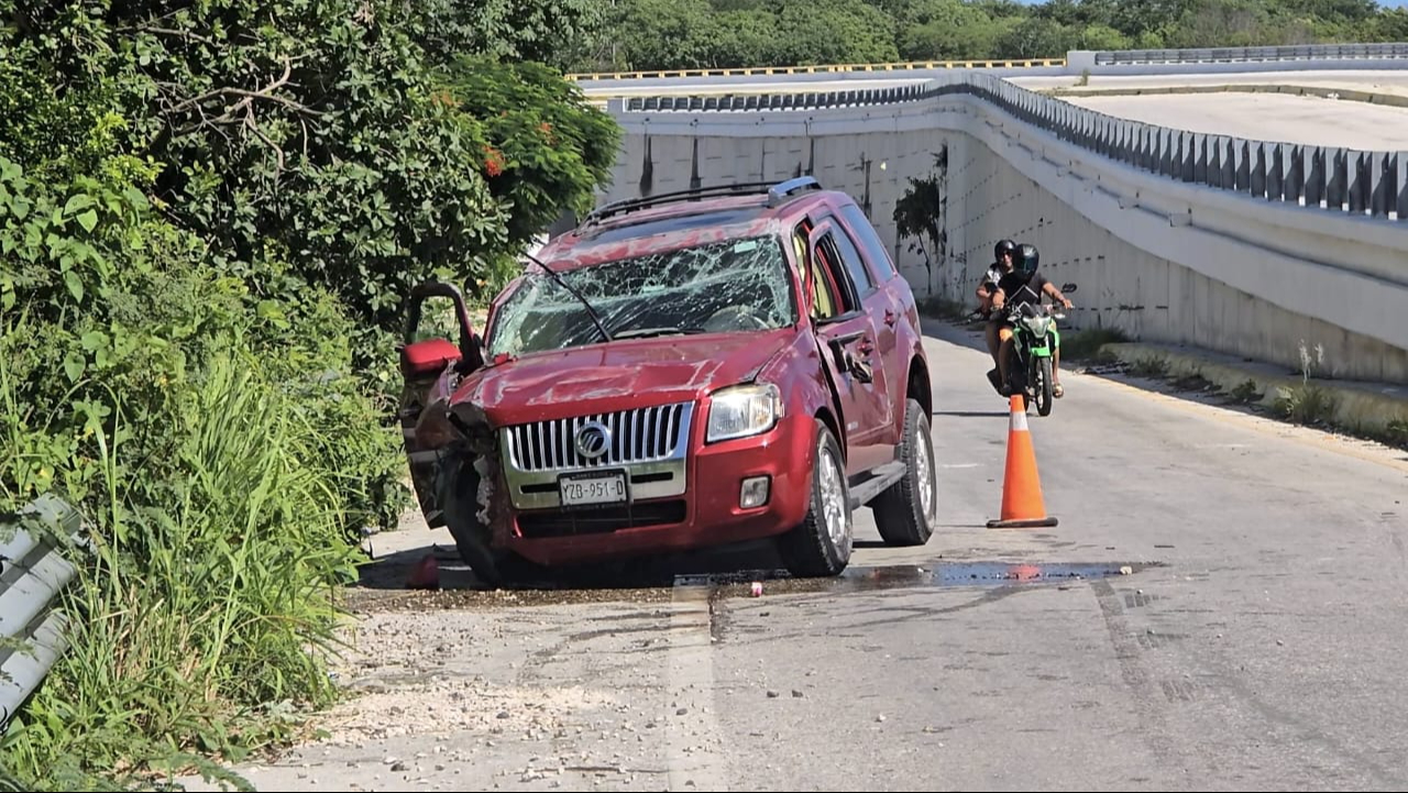 Impacta su camioneta contra el muro de contención en la carretera federal Seybaplaya y huye del lugar 