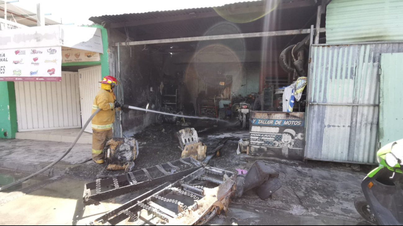 Motociclistas rocían gasolina e incendian un taller en Ciudad del Carmen