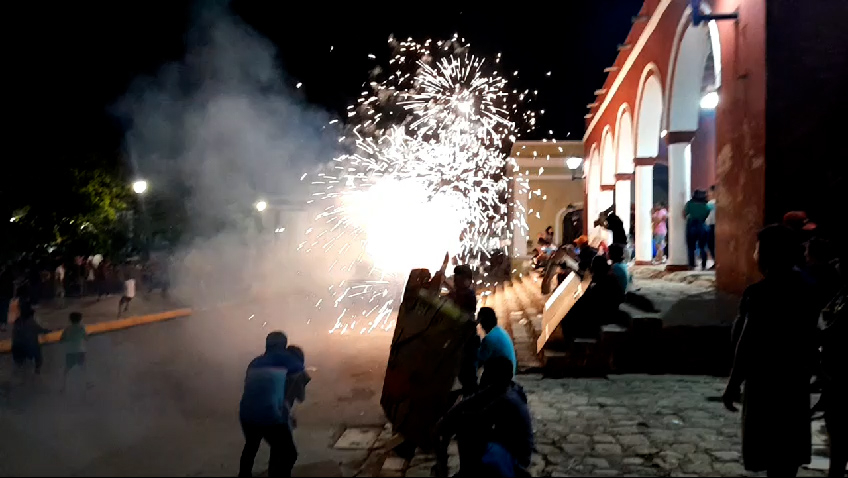 Esta tradición se realizaba después de cada misa, con toritos hechos de papel periódico y costales de sosquil.