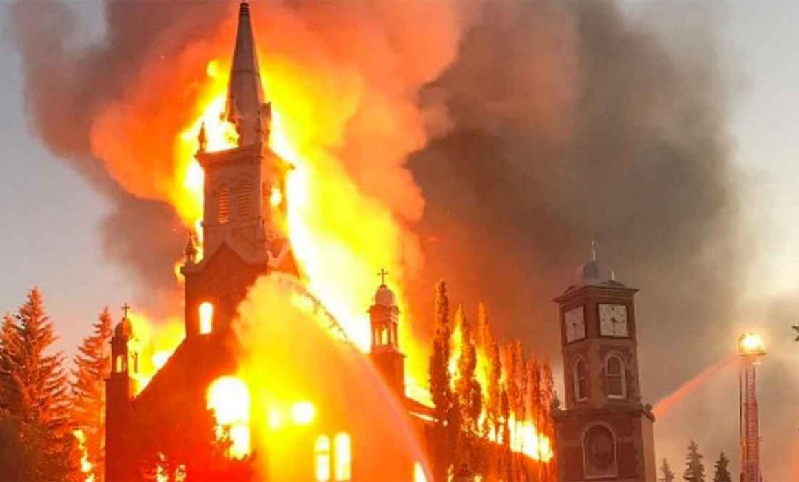 Habitantes de una comunidad mixe queman templo evangélico en Oaxaca