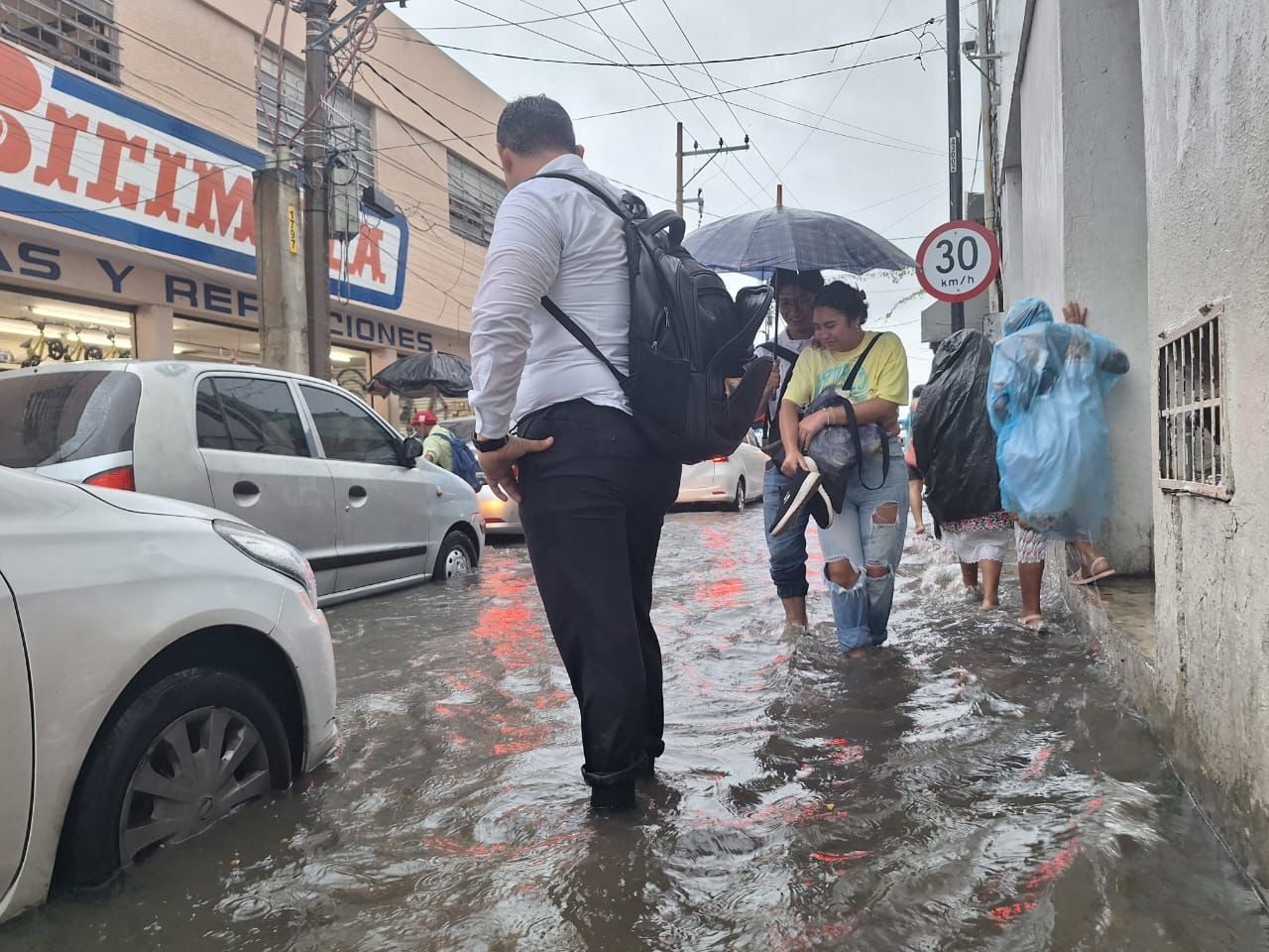 Hay graves inundaciones en las calles de Mérida