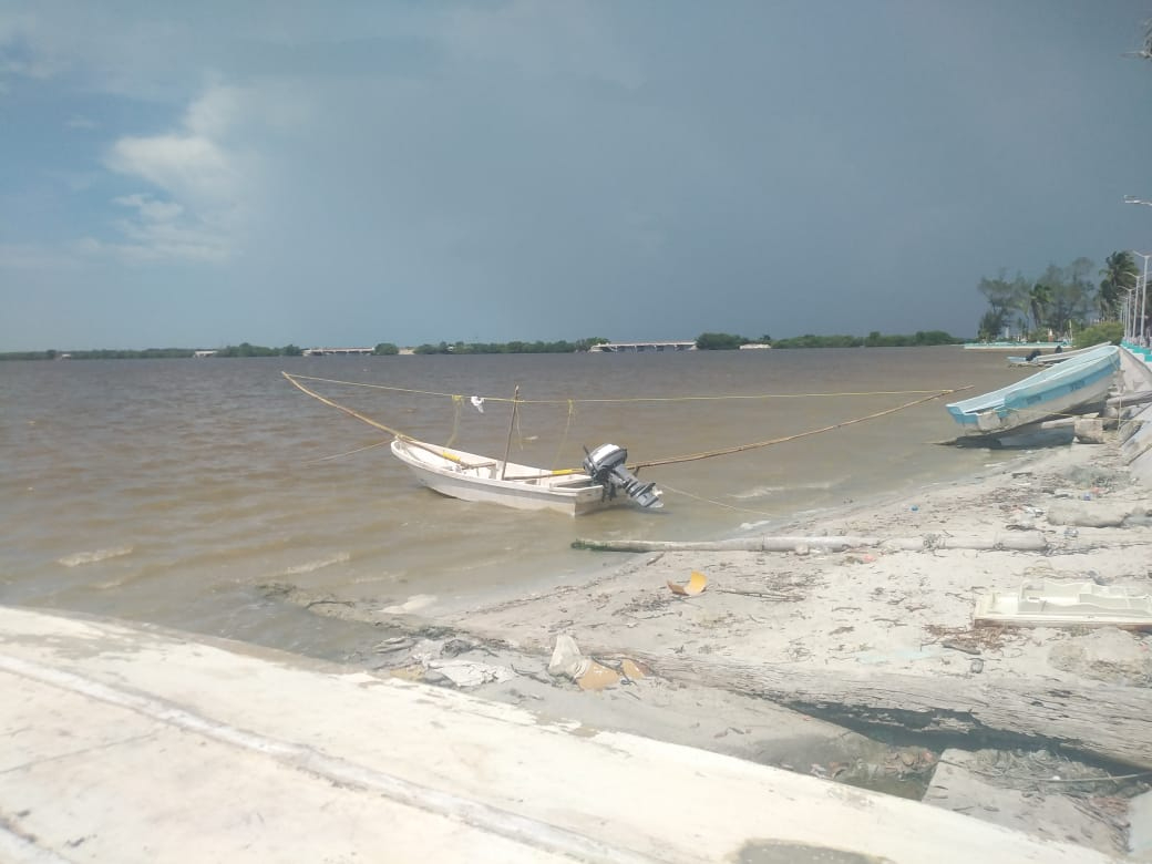 La lancha quedó dando vueltas y el motor golpeó al pescador, quien fue llevado al hospital.