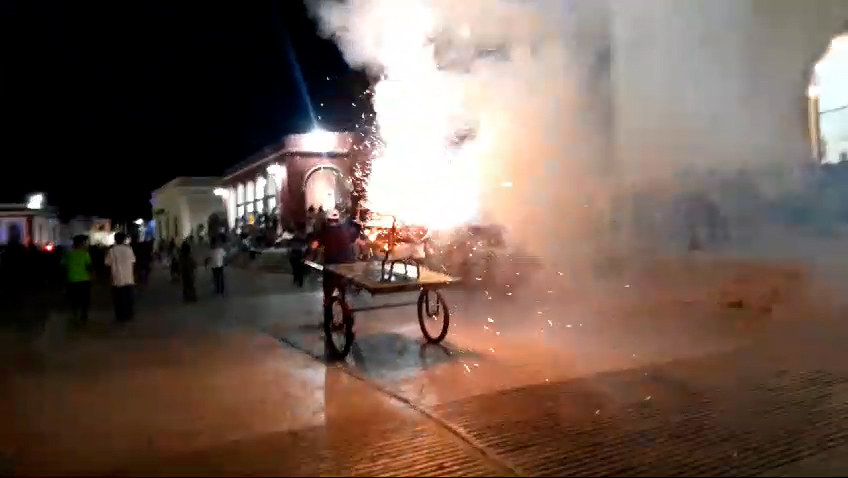 Reviven la tradición de la quema de toritos petates en Dzitbalché: VIDEO