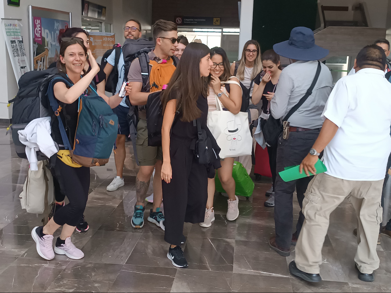 Los turistas buscaron refrescarse al salir del aeropuerto.