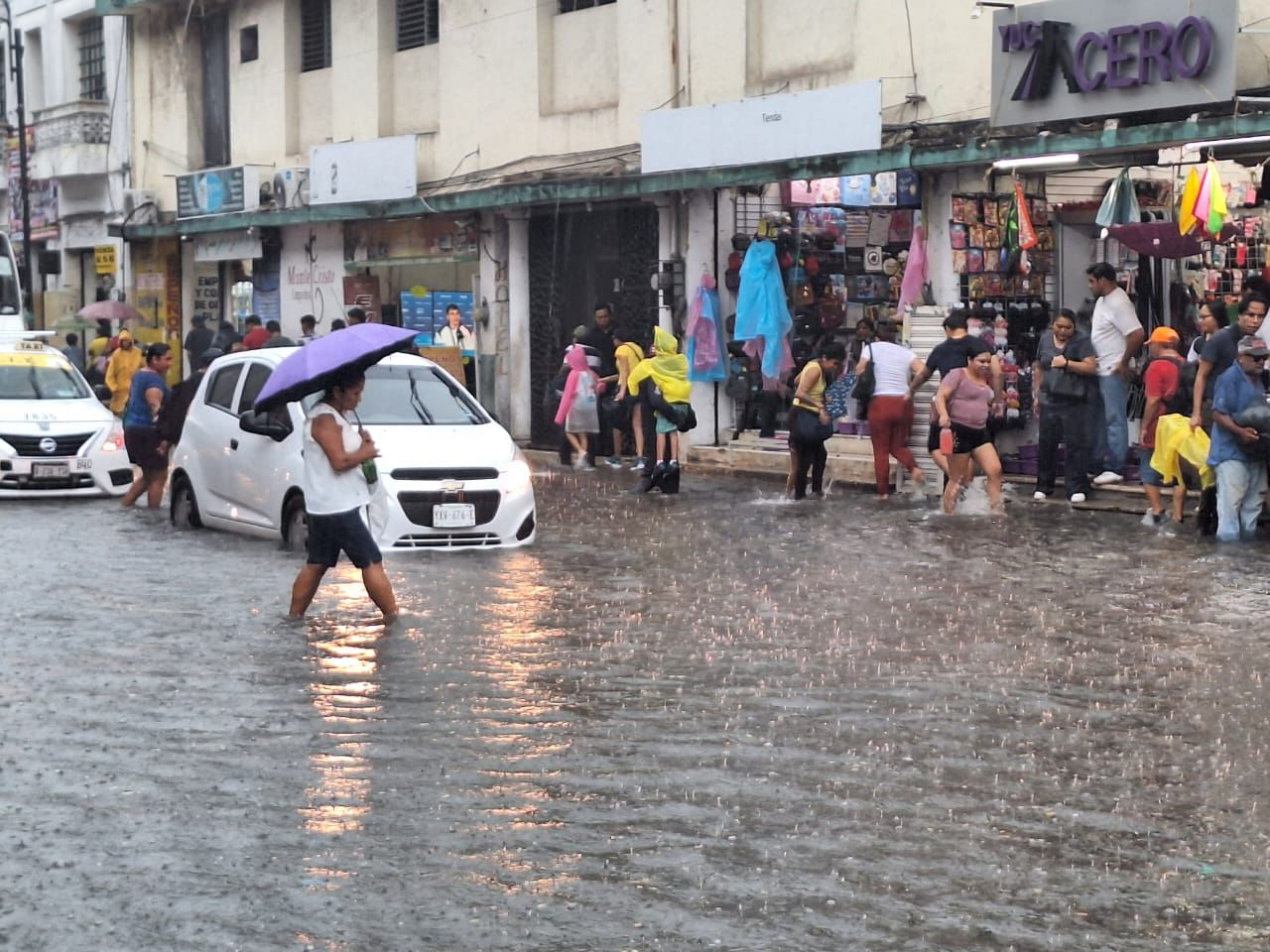 Meridanos tuvieron que pasar entre las calles inundadas