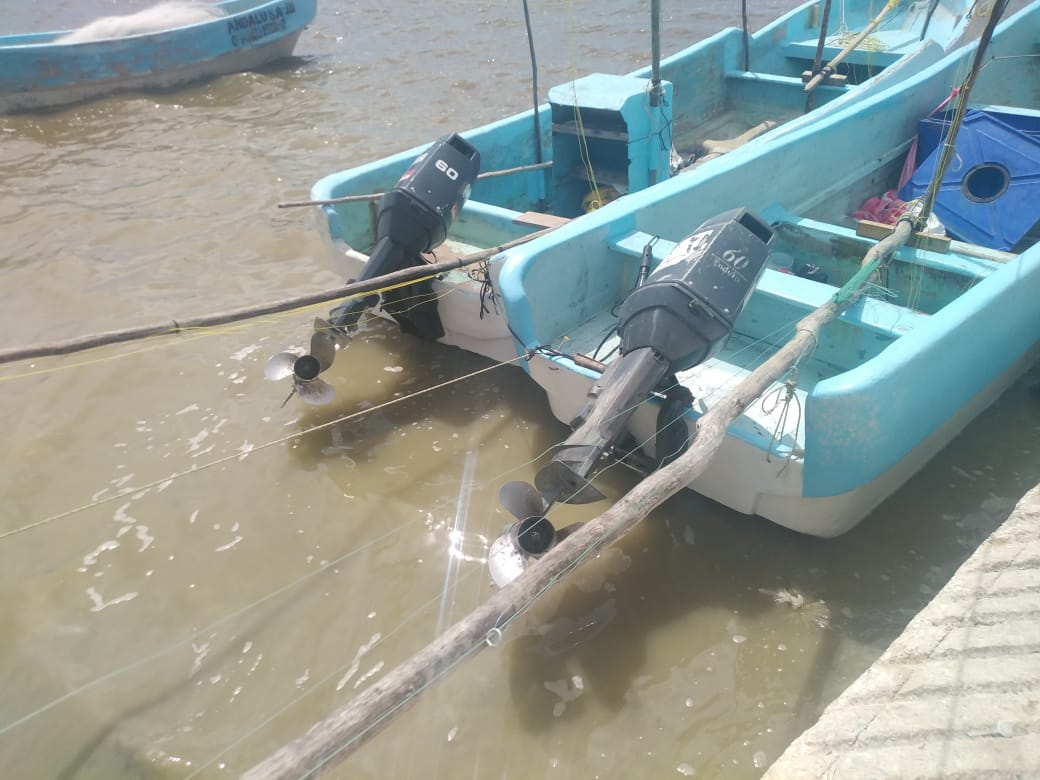 Un pescador cayó al agua al intentar encender el motor de su lancha en el estero de Sabancuy.