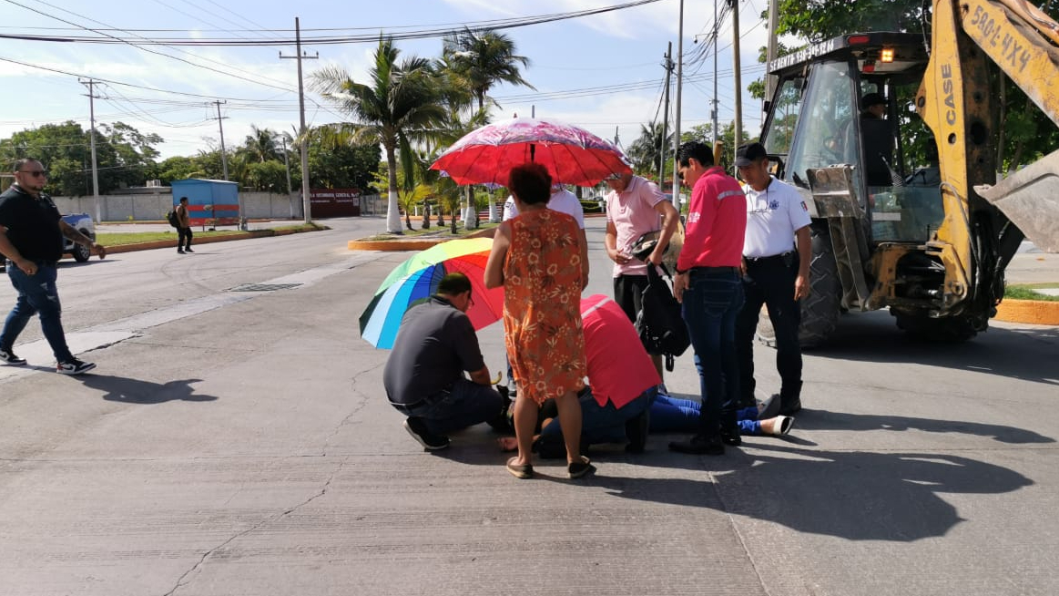 Mujer derrapa en motoneta con su hijo por evitar atropellar a un perro en Ciudad del Carmen