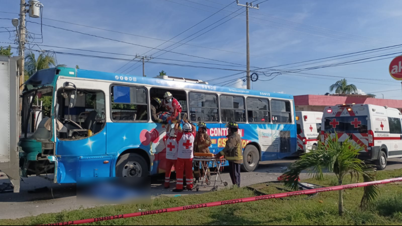 Conductor choca contra un camión de pasajeros en Cancún; hay un muerto y 10 heridos 