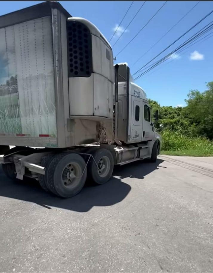 Hombre se salva de ser aplastado por un tráiler en Chetumal