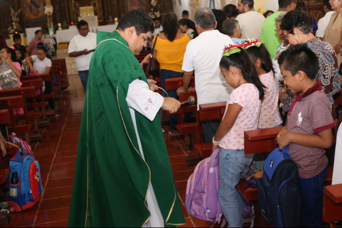 El sacerdote deseó un bien inicio de ciclo escolar