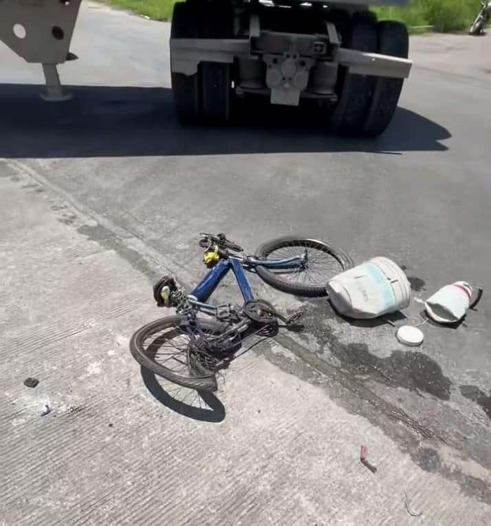 El trailero no se percató que derribó al hombre en bicicleta