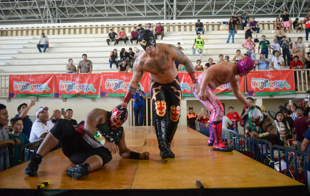 Entre sillazos y vuelos espectaculares: CMLL lleva la fiesta grande a Mérida