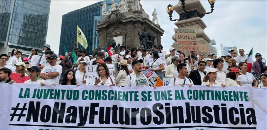 Los jóvenes arribaron a la emblemática columna en Paseo de la Reforma