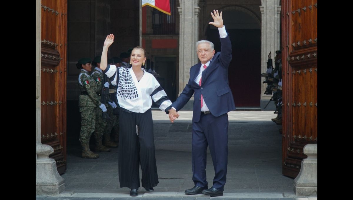 Presidente López Obrador en su último Informe de Gobierno acompañado por su esposa, Beatríz Gutiérrez Müller