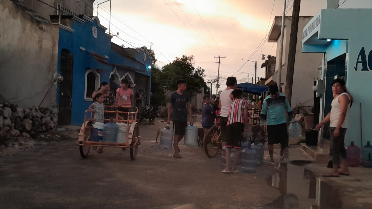 Vecinos se organizan para adquirir agua potable en Bacabchén