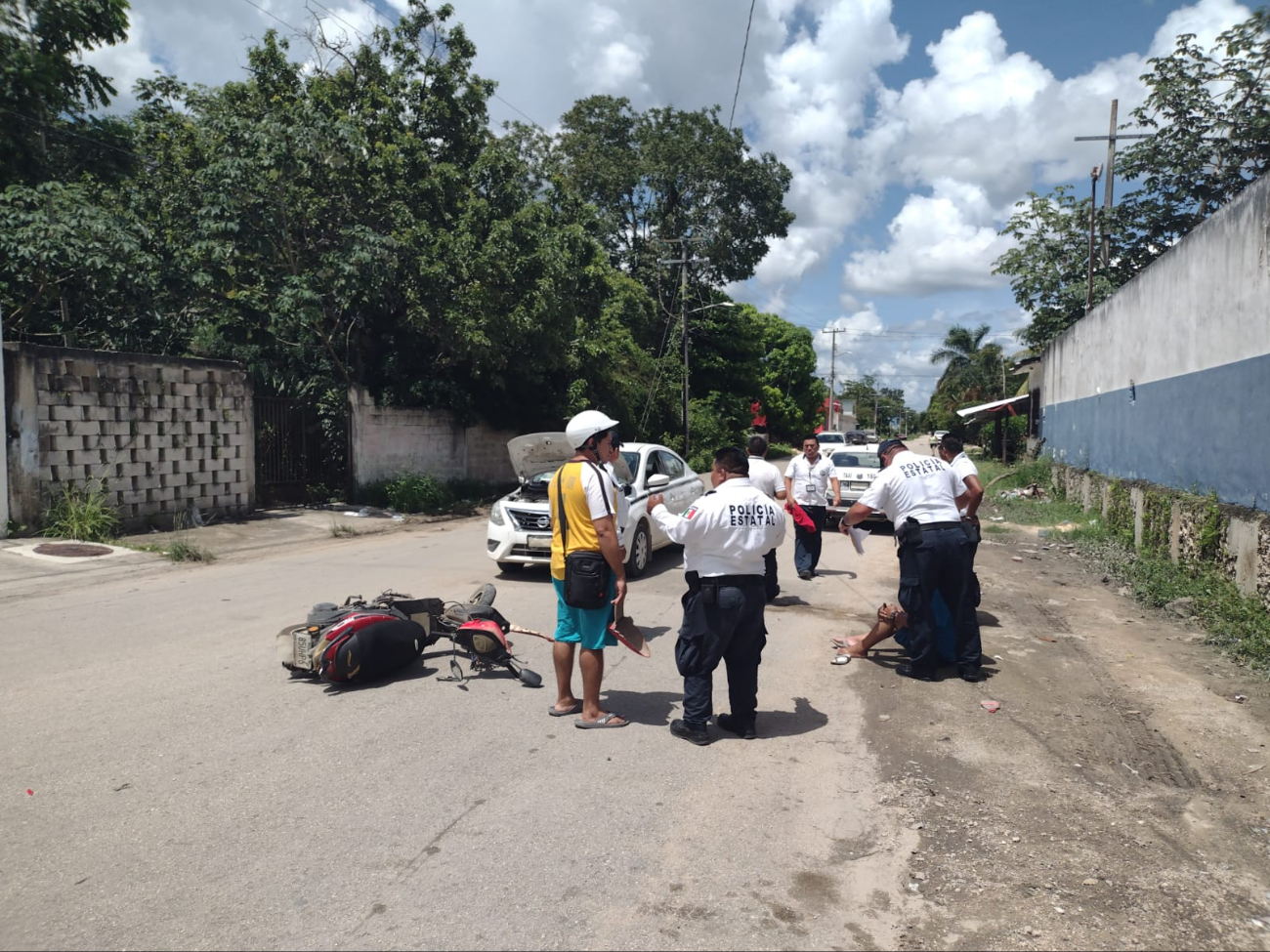 Debido a la poca precaución mientras manejaba, fue golpeado por el taxista