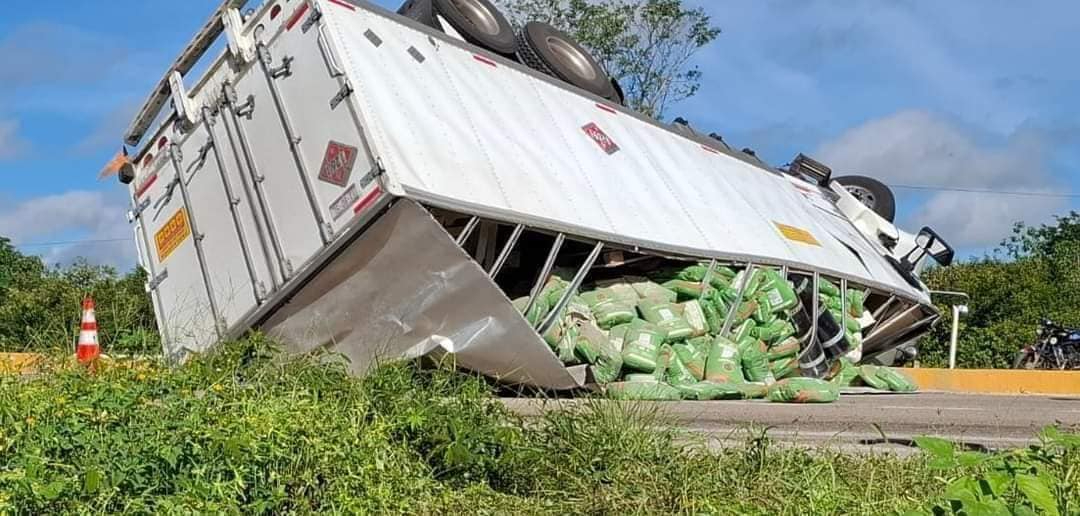 El chofer del camión terminó volcado a mitad de la carretera Mérida-Campeche