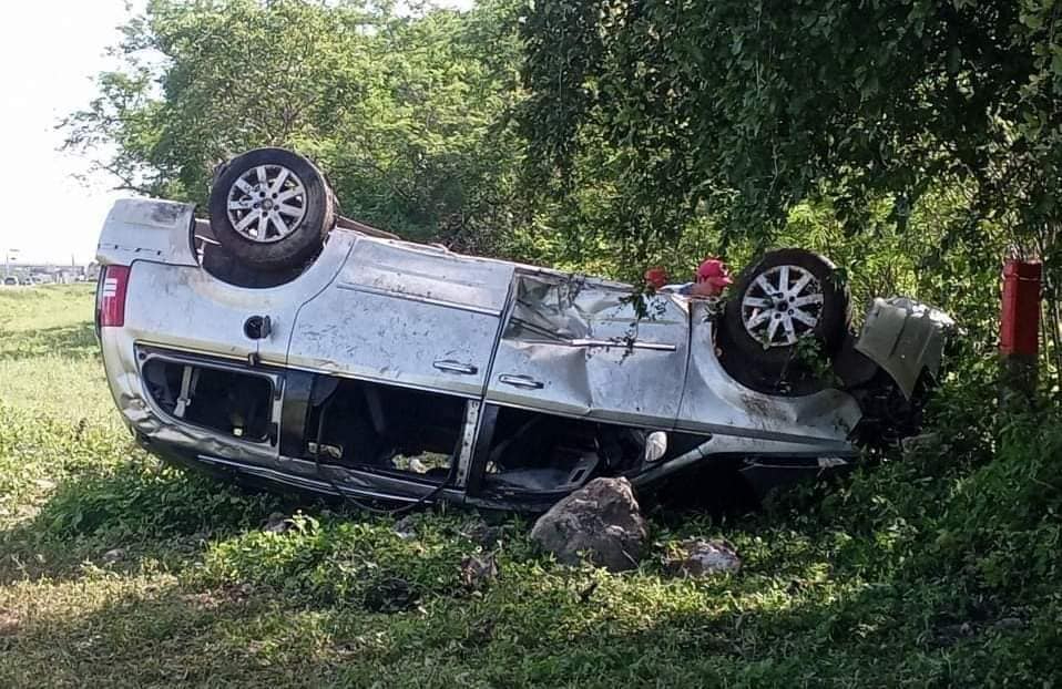 El primer vehículo volcó debido a que se le estalló un neumático