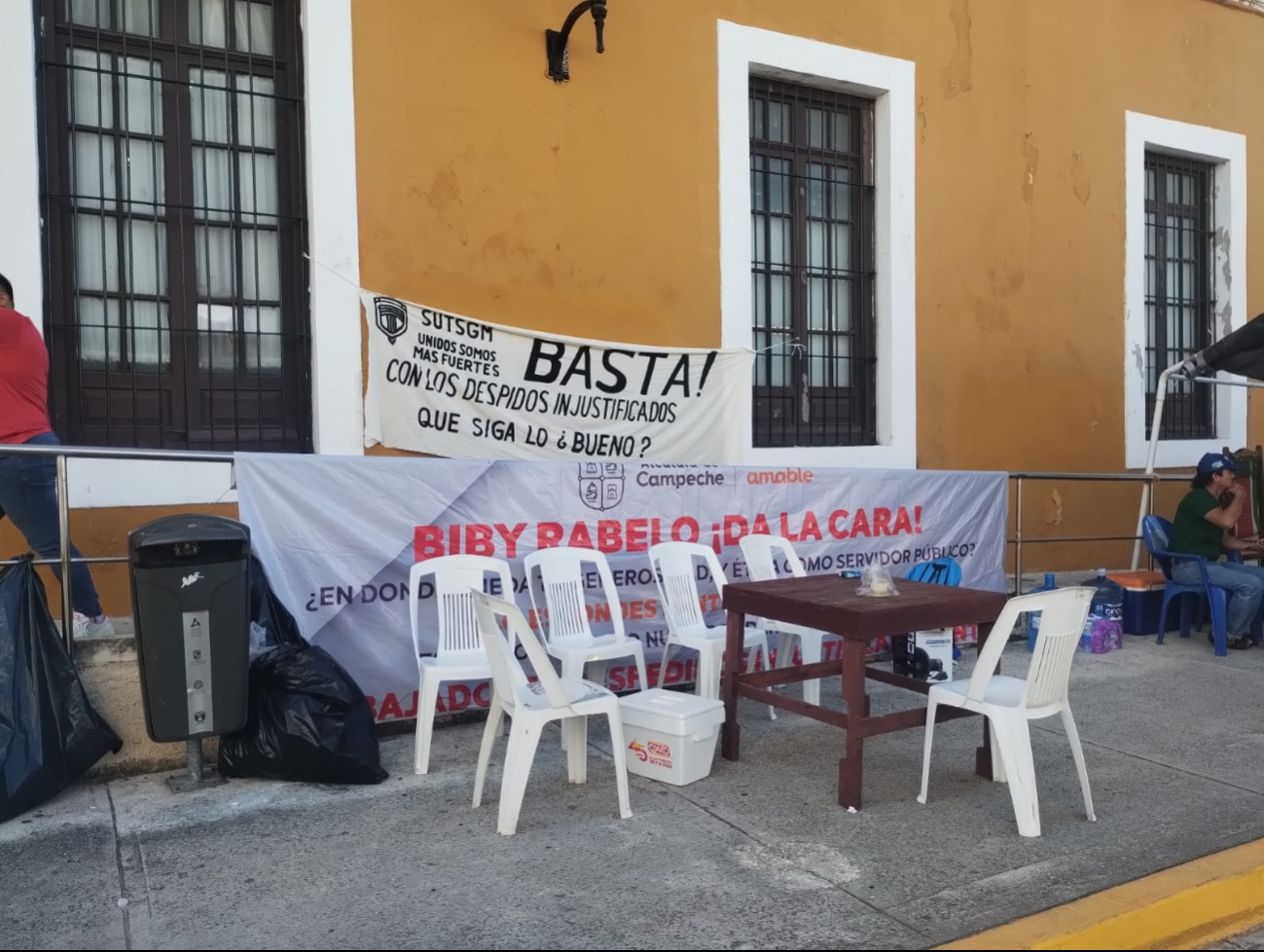 Trabajadores del Ayuntamiento de Campeche protestan por despidos injustificados y hostigamiento 