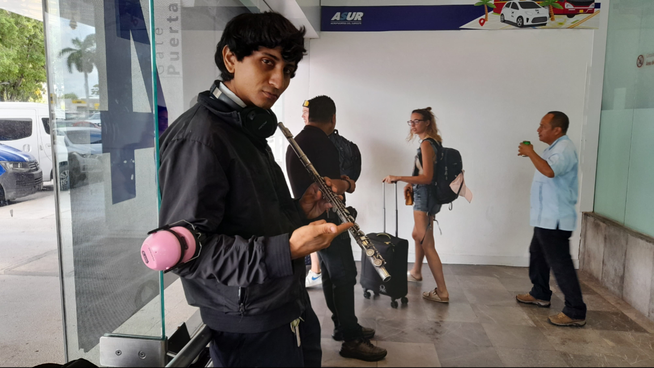 Joven cancunense es músico y aeroportuario en el AIC  