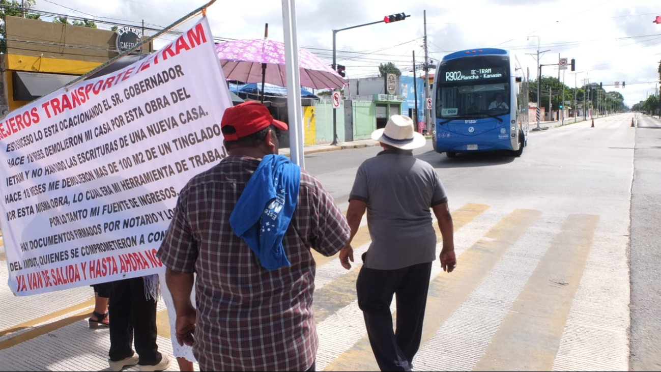 Familia bloquea carril del IE-TRAM para presionar para que les mantengan una renta