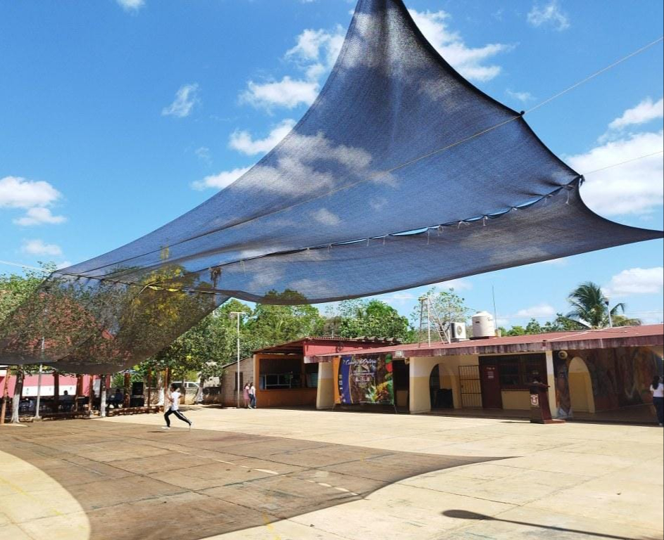 Los estudiantes de la escuela no cuentan con un domo en el patio