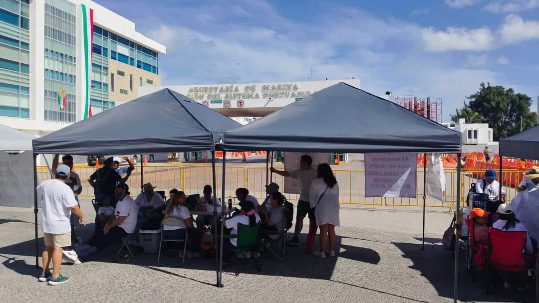 Los trabajadores colocaron pancartas y toldos frente al Muelle Fiscal