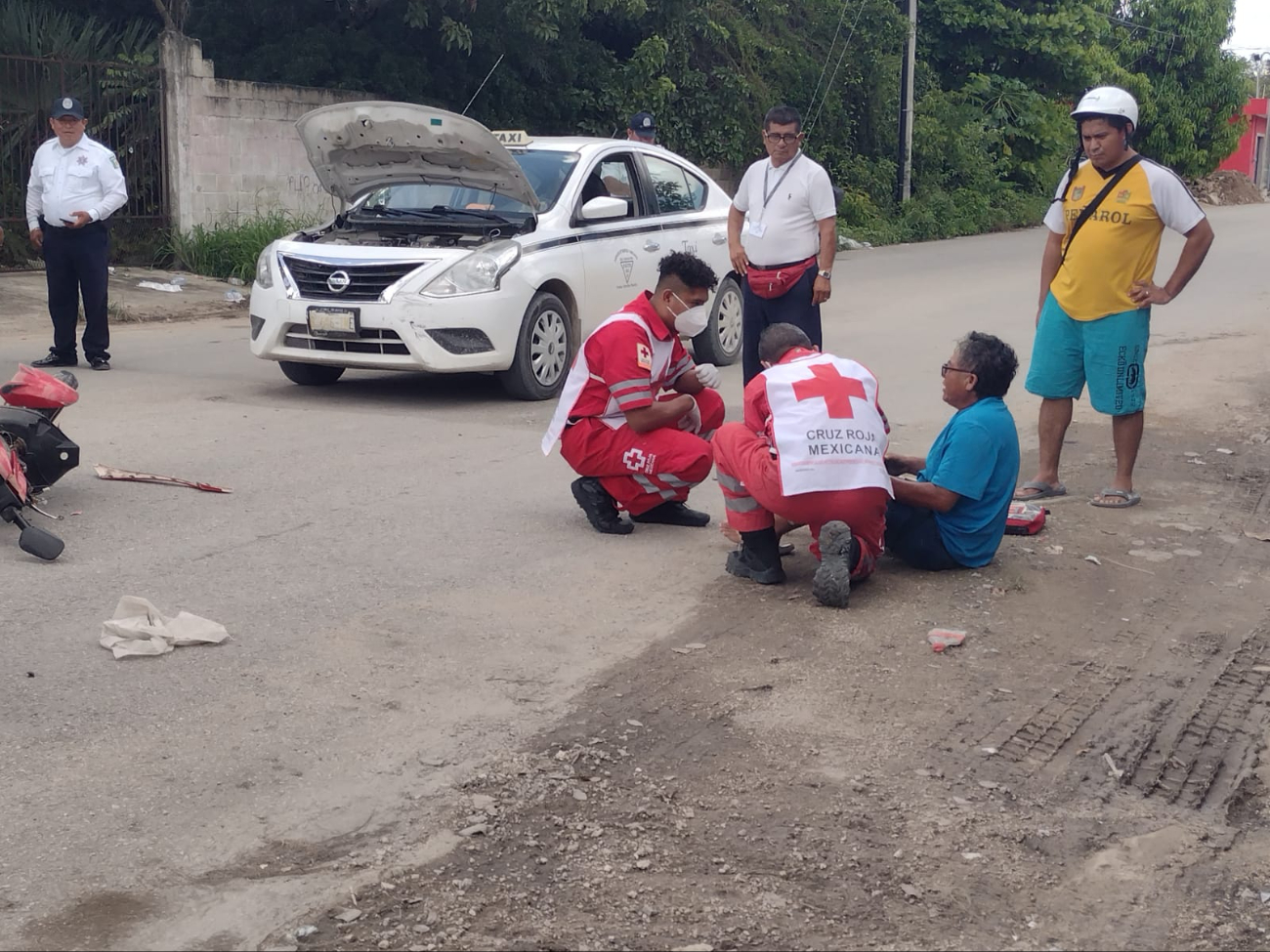 Motociclista colisiona con taxista al salir de una gasolinera en Felipe Carrillo Puerto