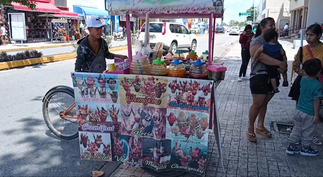 Reportan irregularidades en permisos de comerciantes en Playa del Carmen