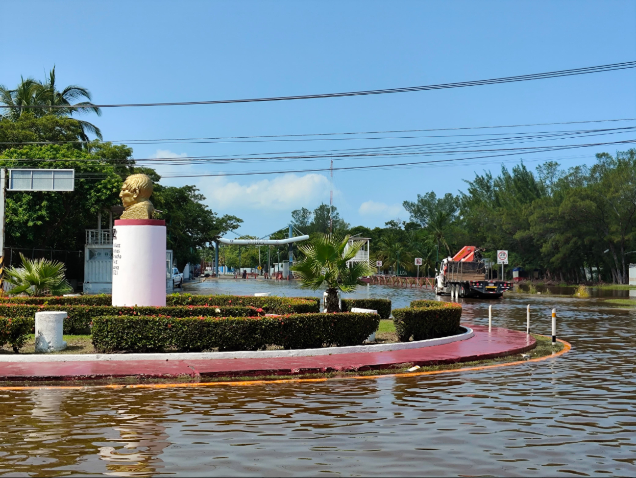  Mal tiempo en Ciudad del Carmen "golpea" a los cocteleros   