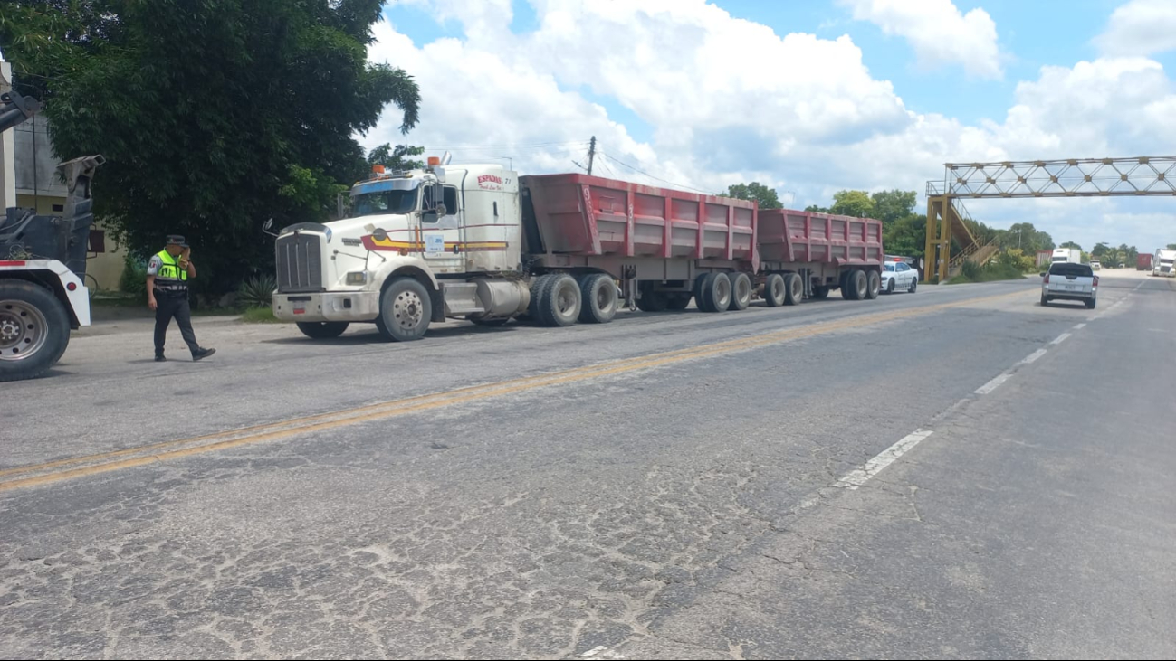 Guardia Nacional rescata tractocamión con reporte de robo en Escárcega 