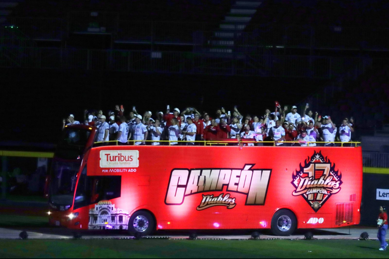 El equipo llegó al estadio en turibus