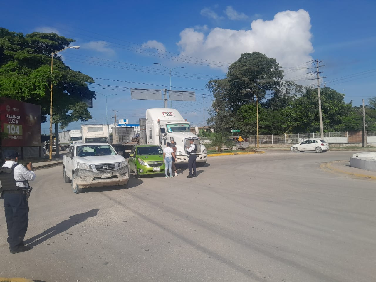 En el automóvil viajaban una joven mujer y su hija menor