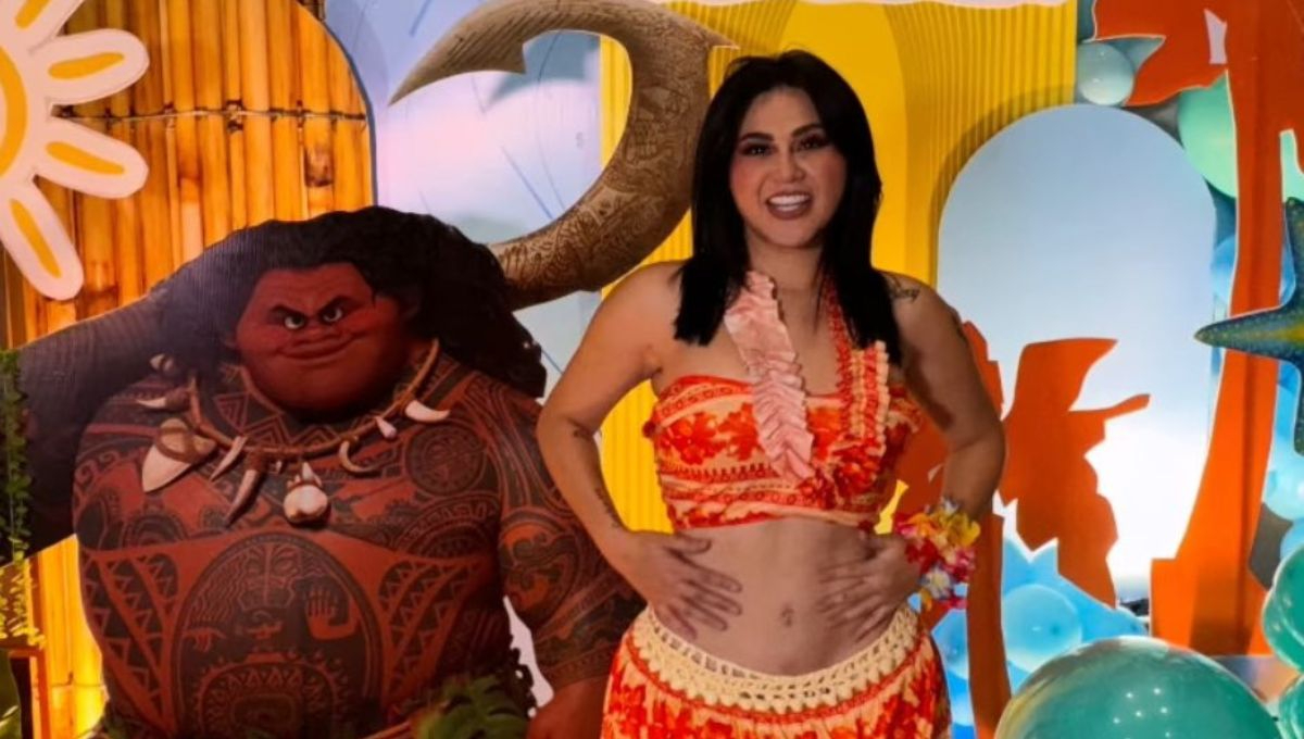 Gomita posa junto a Maui en su cumpleaños