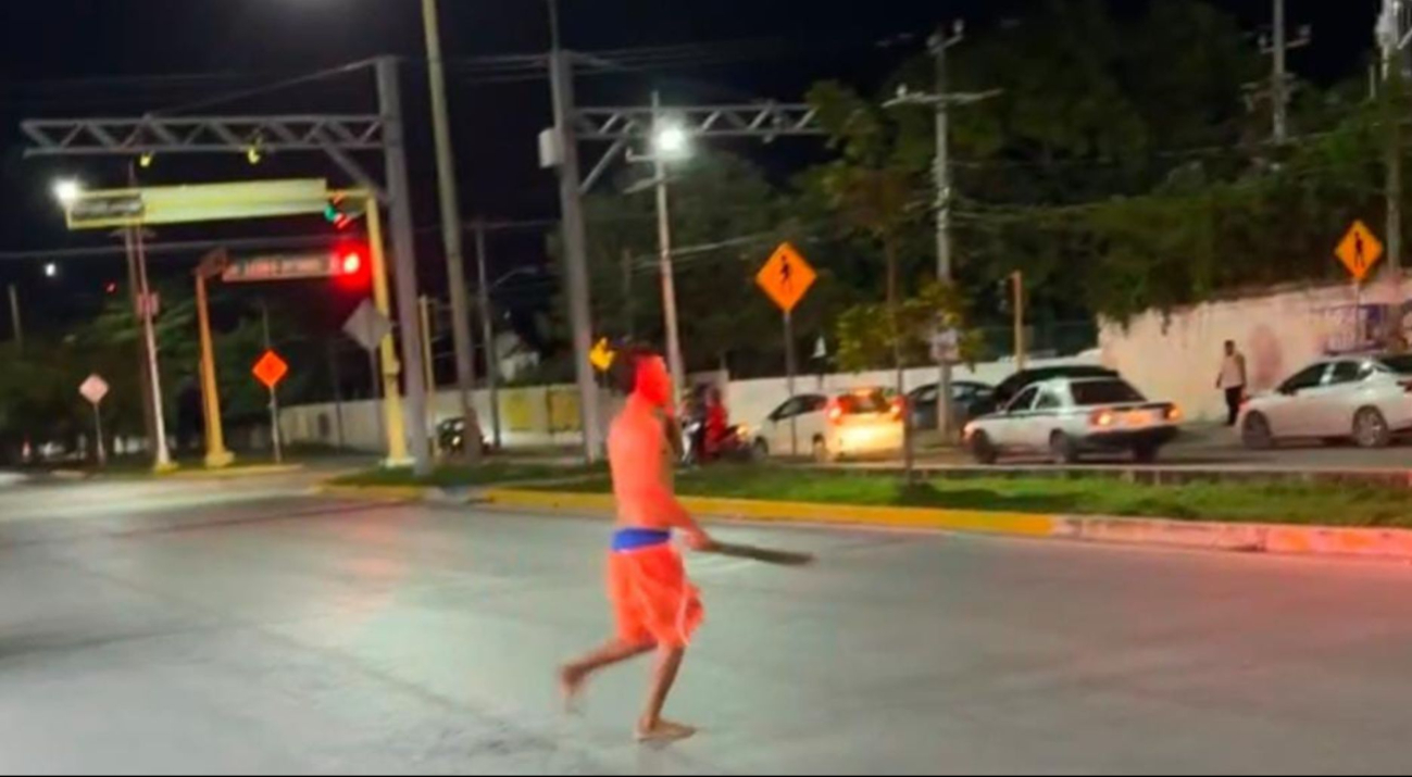 Hombre con machete en mano pone en jaque a las autoridades de Cancún