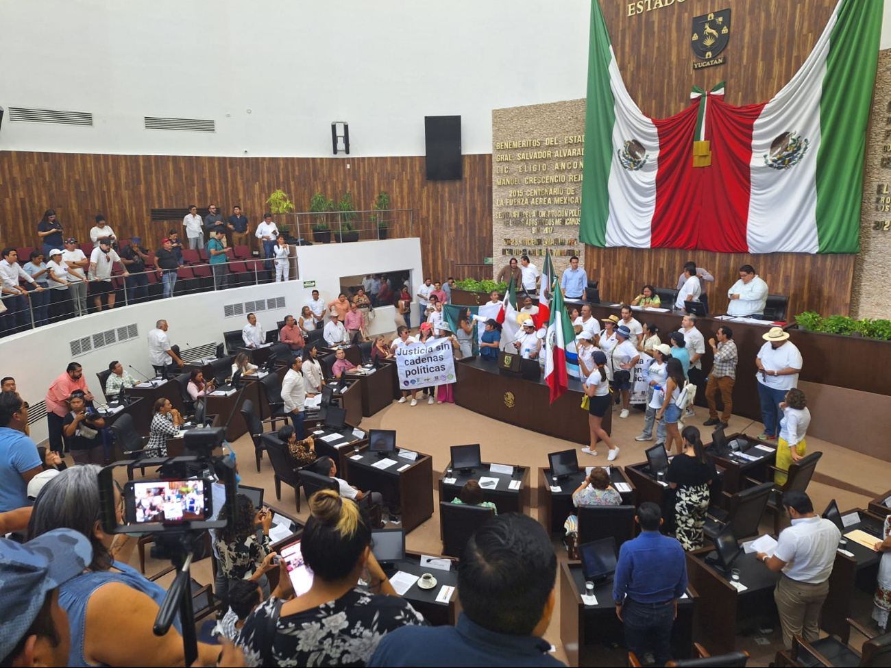 Empleados del Poder Judicial irrumpen en el Congreso de Yucatán