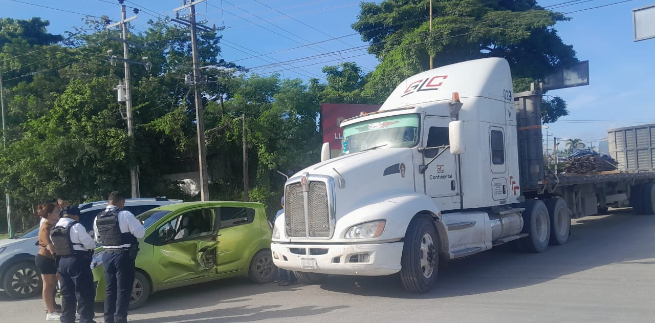 Tráiler destroza la puerta de un auto en Escárcega