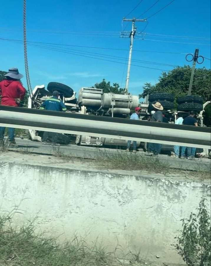 Cae volquete sobre su costado izquierdo en tramo Chetumal-Escárcega