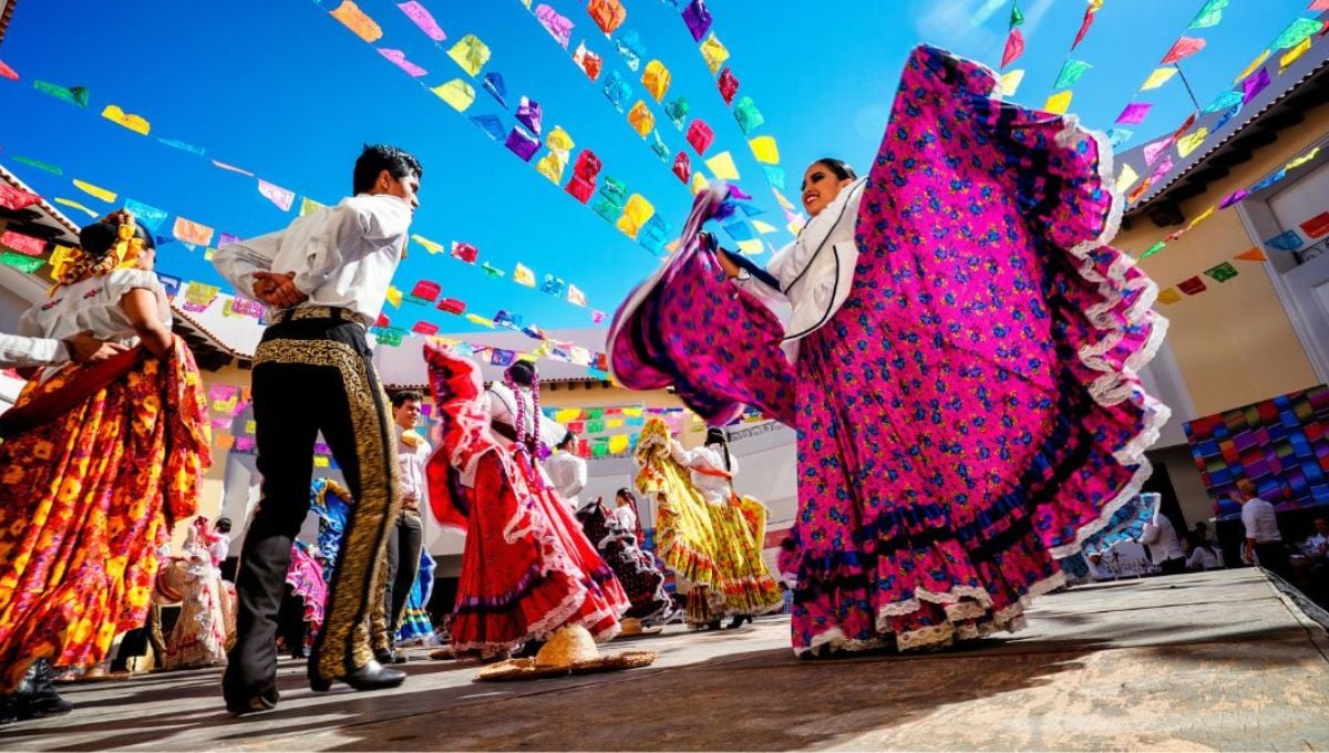 El 15 de septiembre en las plazas públicas se vive con gran colorido esta celebración