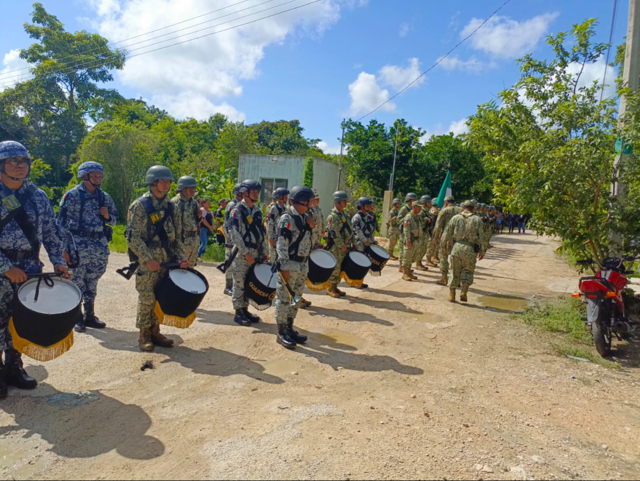 El trayecto al panteón estuvo acompañado por la banda de guerra