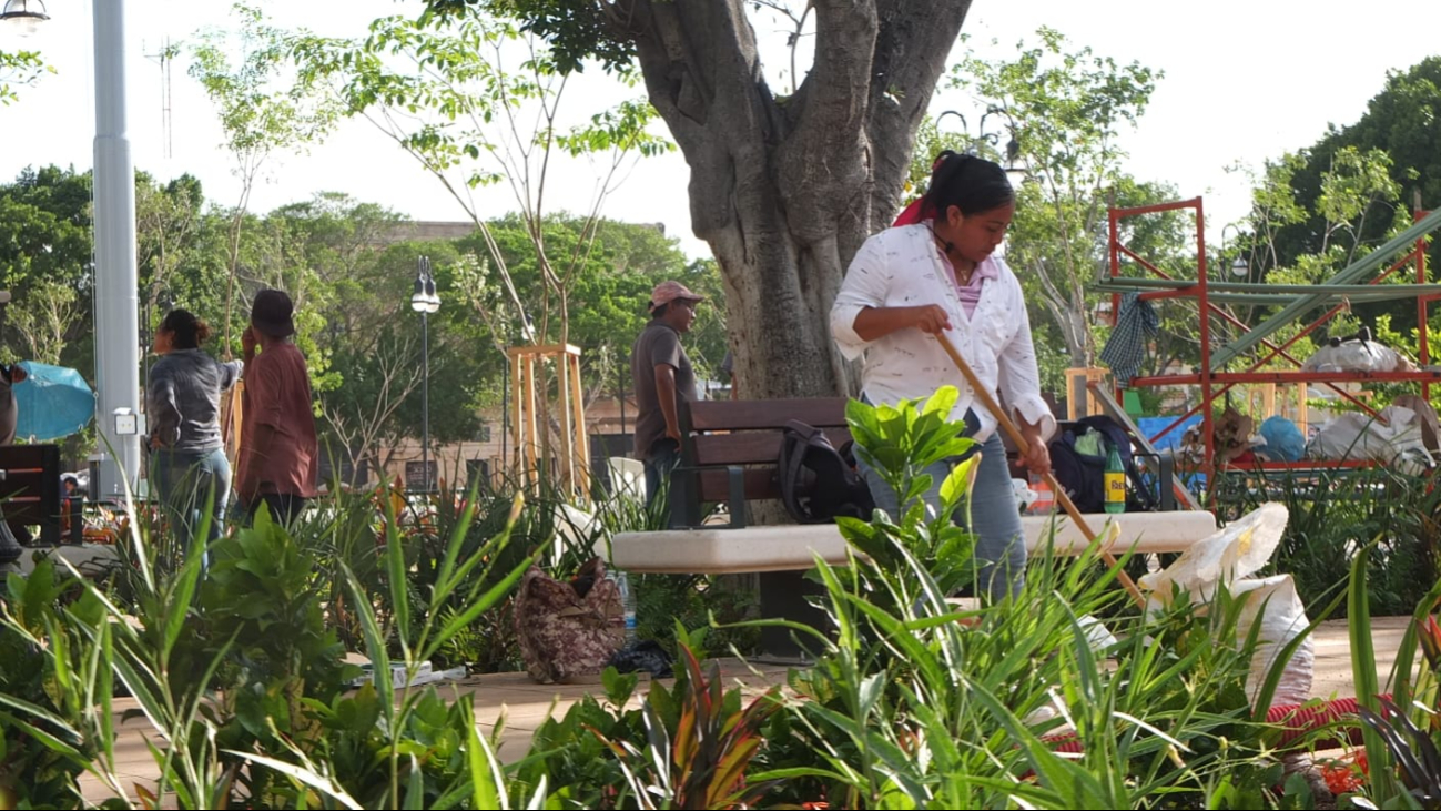 En los últimos días de retoque del parque, fue común ver a los trabajadores laborar sin parar durante toda la noche.