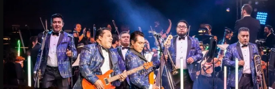 La cumbia y la banda, con canciones como "La Cumbia del Río" y "La Chona", animan el ambiente festivo