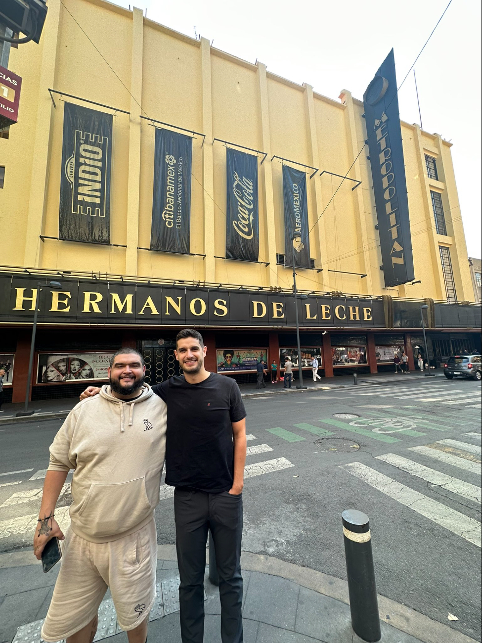 La Mole y Adrián Marcelo fuera del Teatro Metropólitan de Ciudad de México