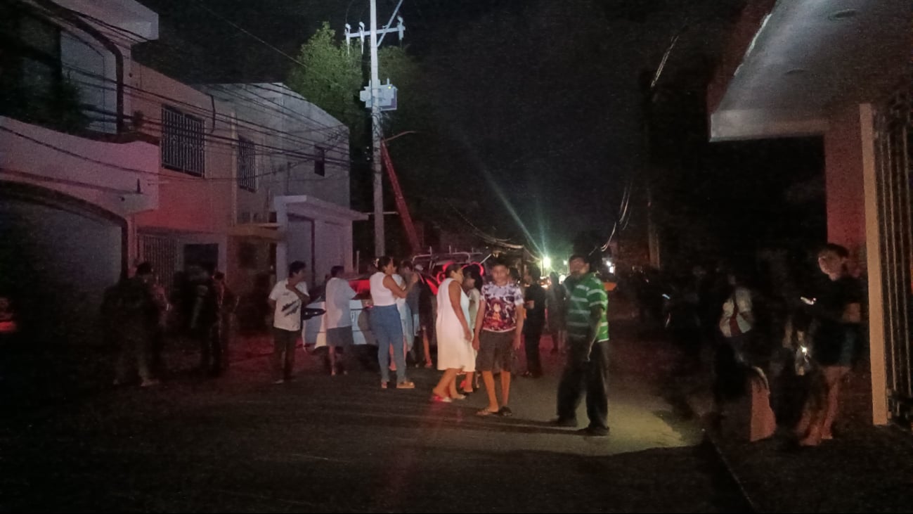 Vecinos de Vicente Guerrero, Campeche, cierran calle por falta de luz: EN VIVO 