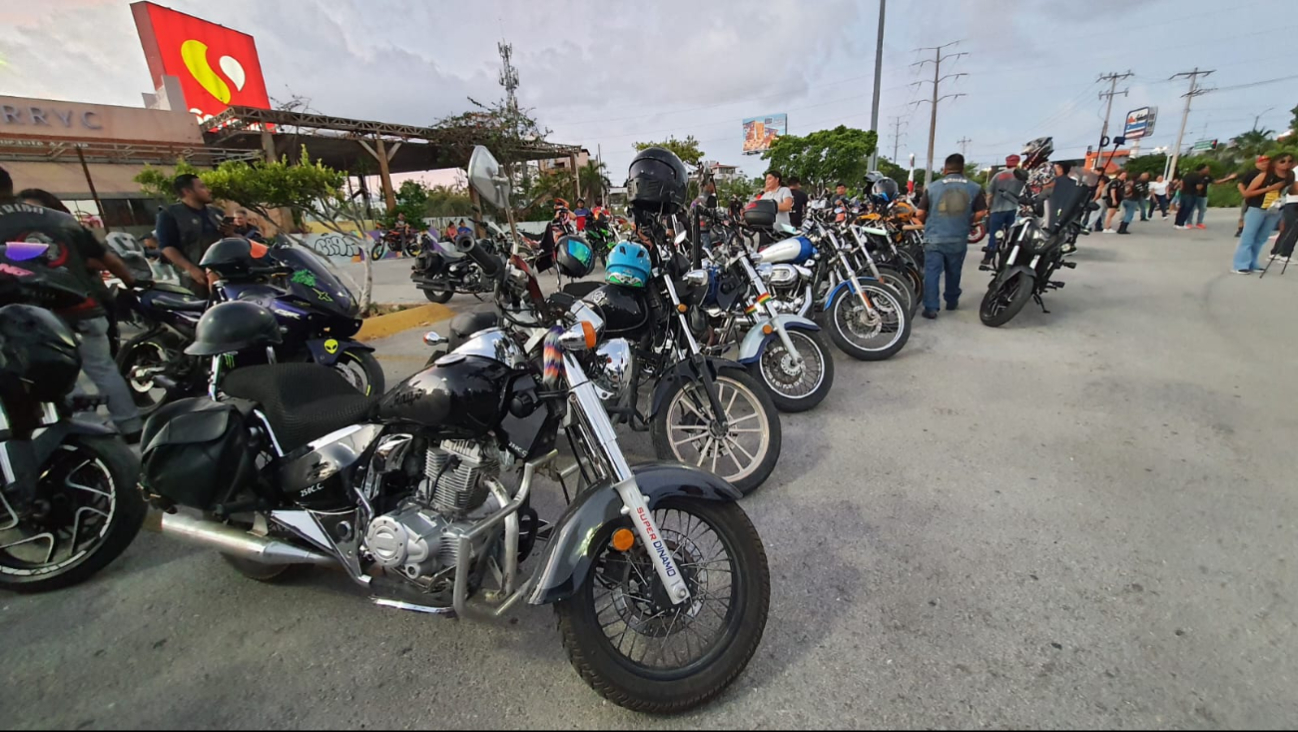 Motociclistas se niegan a portar el engomado de las placas en el casco y la vestimenta