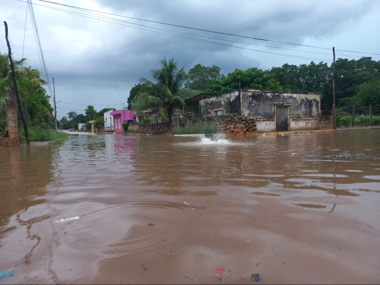 Aguacero inunda calles de Iturbide, en Hopelchén, por pozos de absorción tapados