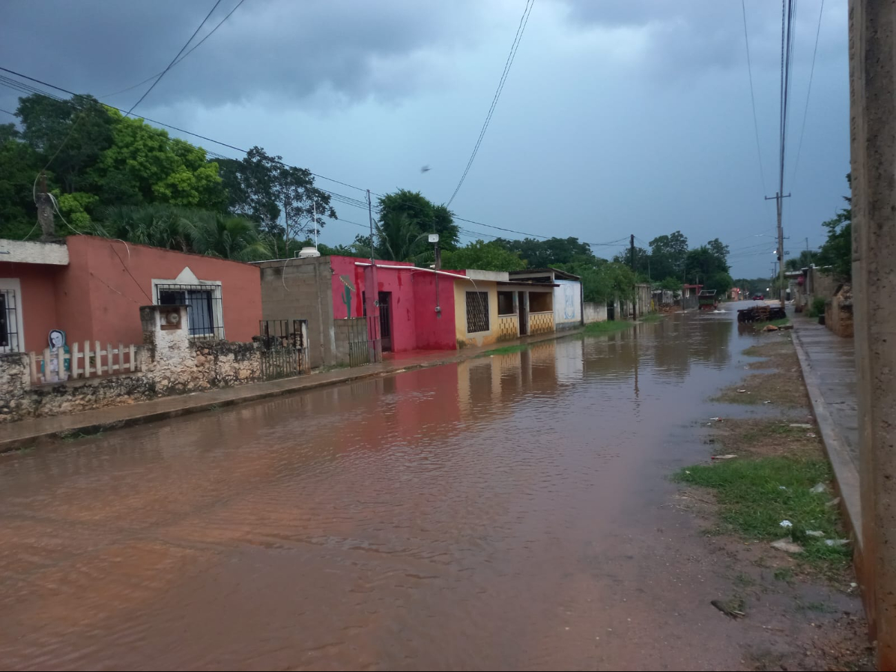 Vecinos limpiaron las rejillas de los pozos para facilitar el drenaje del agua