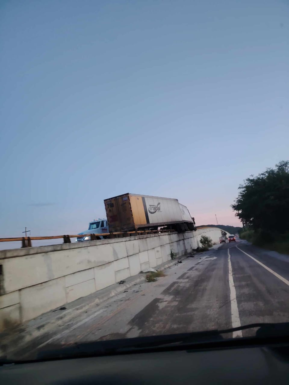 Conductor de tráiler se queda dormido y casi cae de puente en la carretera Champotón-Campeche