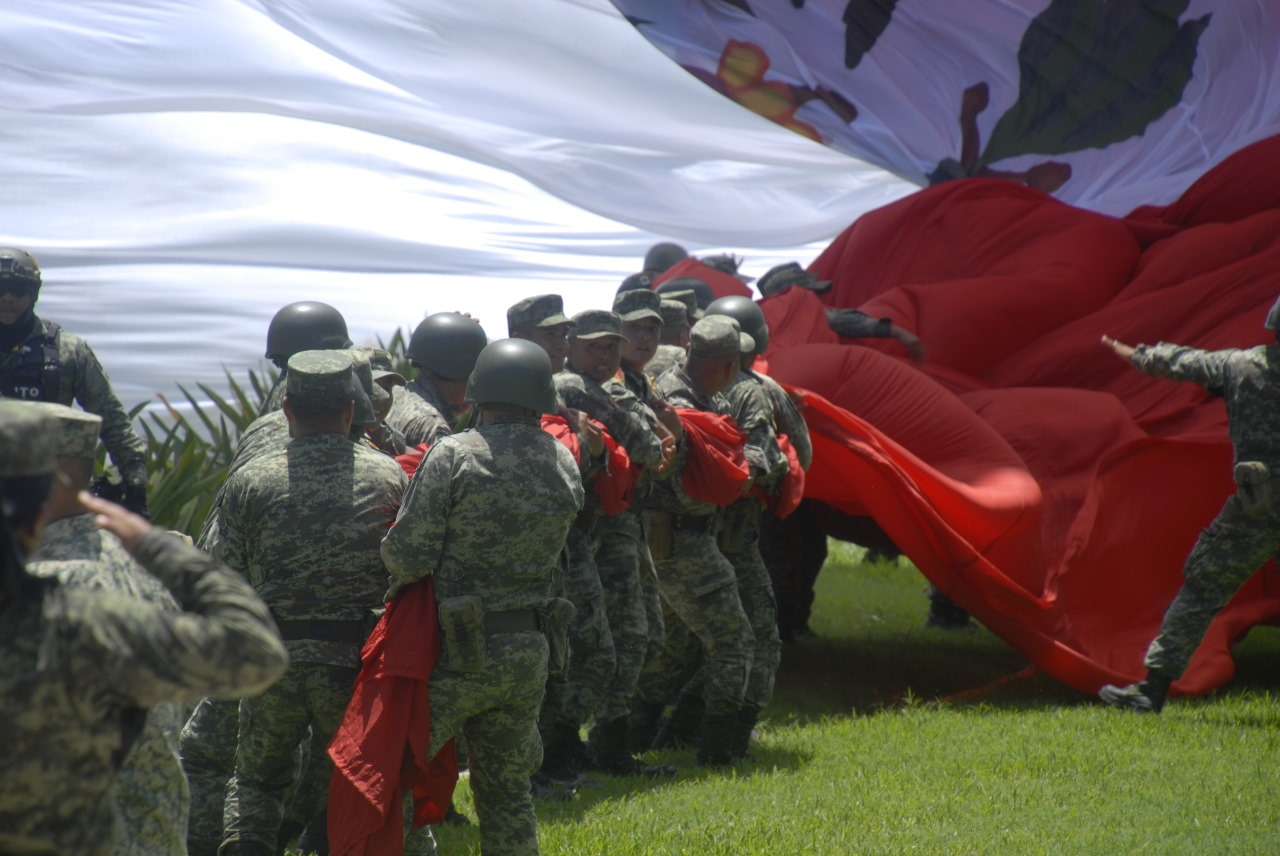 Elementos de la Secretaría de la Marina levantaron la bandera de 103.7 metros